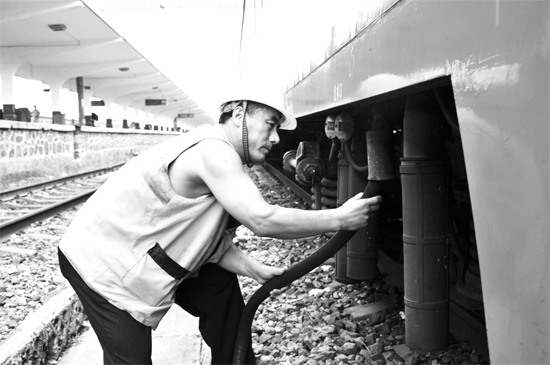 昨日，商丘火車站給水員在烈日下工作