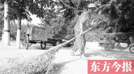 昨天下午4點(diǎn)，新鄭市溱水路，64歲的陳明花正在打掃衛(wèi)生，這一段曾是靳春波負(fù)責(zé)的路段