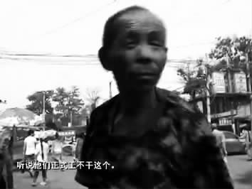 視頻中的男子面對(duì)鏡頭發(fā)泄心中的不滿：不合理，明擺著剝削人