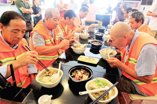 8月18日中午，鄭州市商城路一家飯店邀請33位一線環(huán)衛(wèi)工免費吃頓飯