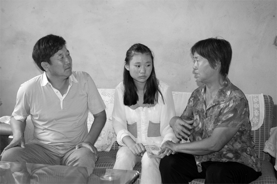 “商丘最美女兒”李丹（中）捐骨髓救母，愛心人士（左）送來1萬元愛心款