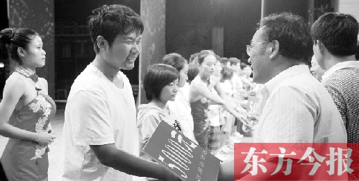 8月25日，河南電視臺(tái)8號(hào)演播廳，寒門學(xué)子每人拿到了5000元助學(xué)金