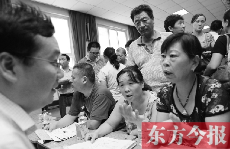 帶著孩子小升初的諸多疑問，眾多家長（右）向教育部門咨詢