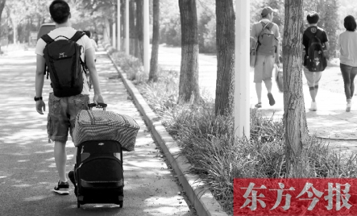 滿載著家人的希望，沿著學(xué)校的路標(biāo)，鄭州大學(xué)新生入學(xué)了，一位新生自己帶著行李來報到