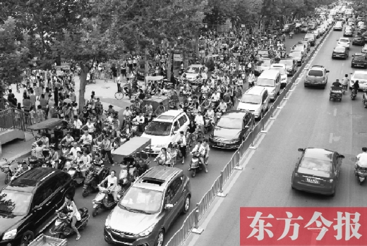 鄭州市城東路上，因為附近兩所小學開學，造成交通大擁堵