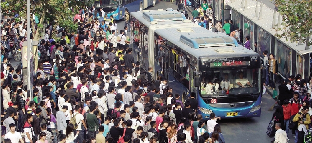 鄭州火車站，等候公交車的人們 東方今報記者 劉棟杰圖