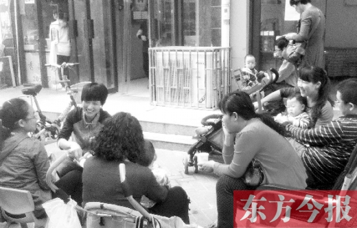 鄭州未來路附近的一家小兒推拿店，等待為孩子做推拿的家長在門口排起了隊