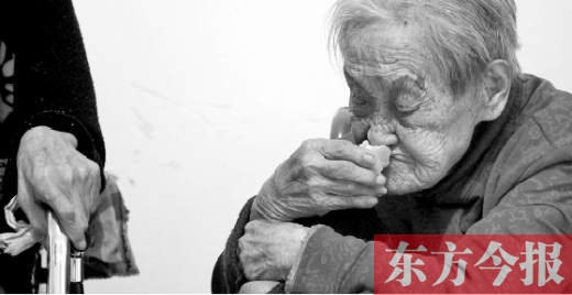 在鄭州惠濟(jì)區(qū)紅樹林老年療養(yǎng)院內(nèi)，一位老人在吃蛋糕