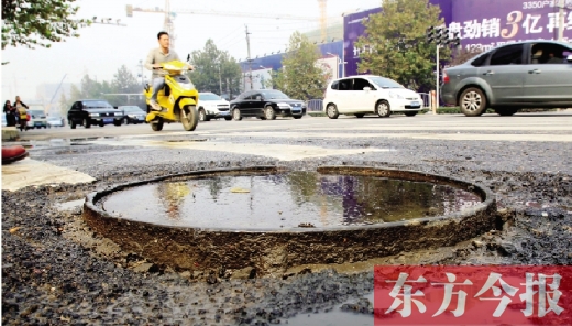 鄭州市航海路與興華南街交叉口當中，一處突出地面的窨井口隨時“伏擊”著粗心的路人