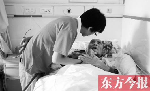 10月11日，鄭州愛(ài)馨養(yǎng)老集團(tuán)。護(hù)工對(duì)老人無(wú)微不至地關(guān)懷照顧