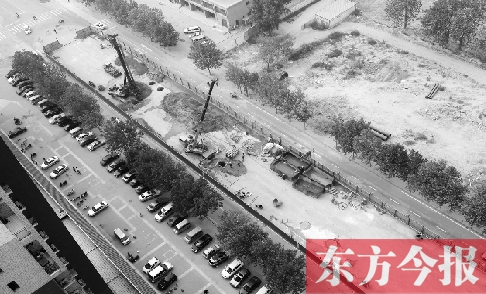 鄭州市隴?？焖俾方ㄔO已經(jīng)開工，昆侖路與華山路之間的道路已經(jīng)封閉