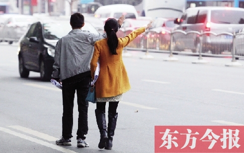 昨日下午5時(shí)30分，鄭州市花園路口公交站，一對(duì)青年正焦急等車(chē)