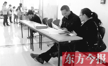 　　10月16日，鄭州市社保中心辦事大廳，新增的桌椅方便了前來辦理手續(xù)的市民
