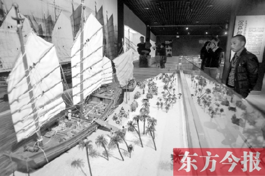 10月19日，大海的方向——西沙華光礁一號沉船寶藏展在省博物院舉行。圖為一位市民在觀看當(dāng)時（宋朝）工