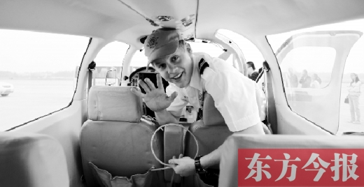 “歡呼”降落鄭州國際機(jī)場，杰克透過舷窗向人們打招呼