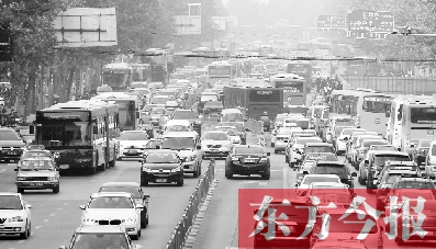 昨日下午4點，在花園路與黃河路口附近，車堵成了“一鍋粥”