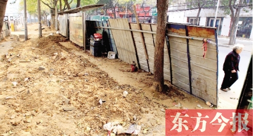 鄭州市紅專(zhuān)路與政七街交叉口，一工地“圍而不動(dòng)”，步行者只好擇路而行