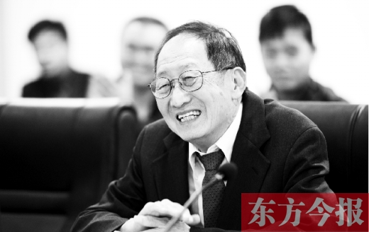 10月24日，美籍華人、諾貝爾物理學(xué)獎獲得者崔琦先生來鄭訪問