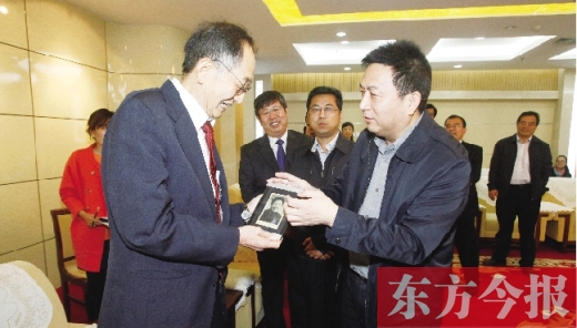 東方今報社社長趙國平（右）向崔琦先生（左）轉(zhuǎn)贈一份特殊的禮物，這份禮物東方今報記者珍藏了15年