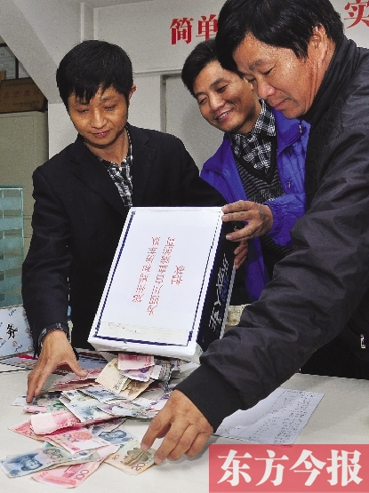 11月2日，鄭州眾多出租車司機(jī)為成都身患重病的的哥鄺德生募捐