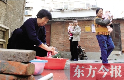 停水期間，一個(gè)水龍頭，12戶居民交替使用