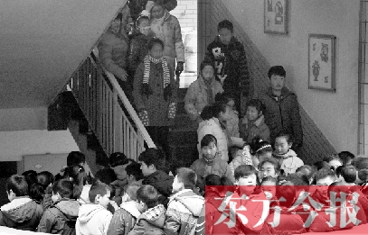 某小學(xué)的學(xué)生走下樓梯放學(xué)。2013年年底前，河南省將掛牌督導(dǎo)覆蓋所有中小學(xué)校。