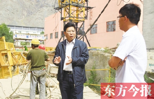 新鄉(xiāng)市援疆前方指揮部指揮長(zhǎng)、伊吾縣委副書(shū)記鄭援越（中）深入一線調(diào)研