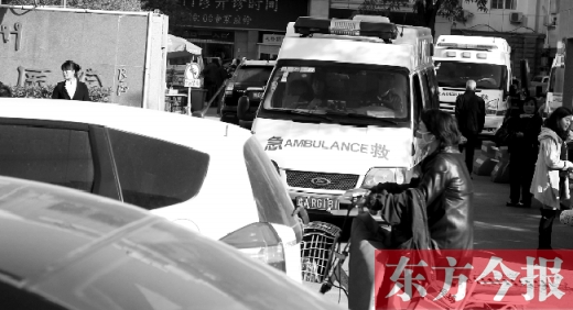 馬路上的機動車越來越多，臨著大路鄭州市第一人民醫(yī)院門口，出急診的救護(hù)車常常遭遇堵車