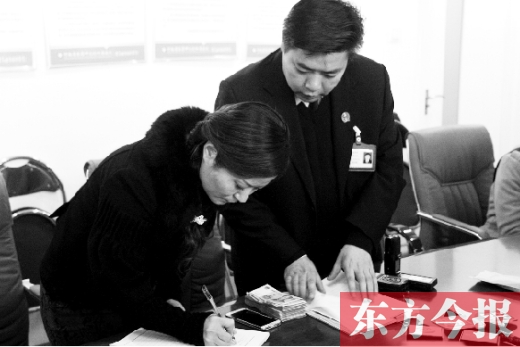 強(qiáng)制執(zhí)行+曝光，讓楊女士（左）拿到補(bǔ)償金