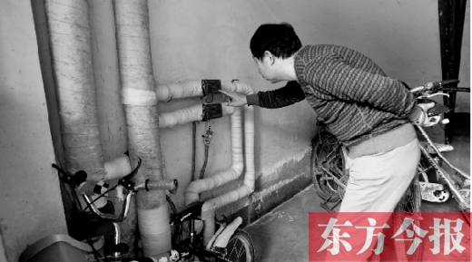 11月11日，一位市民在查看自己的熱計(jì)量表