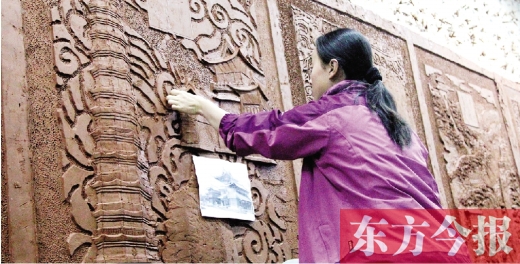 昨天上午，鄭州雕塑壁畫院的藝術(shù)家們正在創(chuàng)作鄭州地鐵文化主題墻的雕塑作品