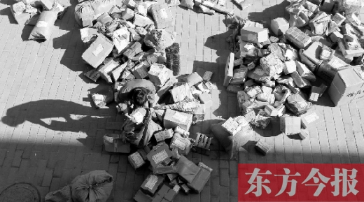 “雙十一”后，快遞員忙著送包裹，連水也不敢喝