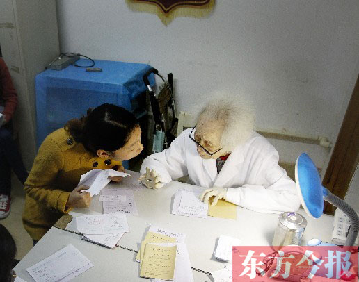 昨日，97歲的“醫(yī)生奶奶”胡佩蘭在給患者看病