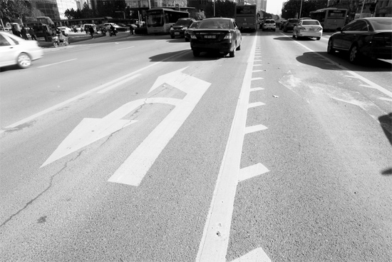 昨日，鄭州市金水路未來路口的“魚刺”車道，好多司機(jī)不知道咋走