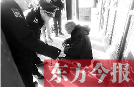 昨日，鄭州市管城區(qū)執(zhí)法局對(duì)轄區(qū)一只狗狗檢查是否辦過證 東方今報(bào)首席記者 劉棟杰 攝