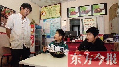 11月30日，鄭州市81中的兩位學(xué)生用勞動為自己掙了一頓中午飯，心里很高興