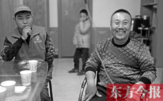 12月2日，“豫殘聯(lián)盟”辦公室里，袁海軍打著點滴與殘疾人朋友們探討著接下來的公益事業(yè)