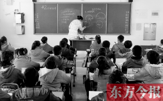 一位老師在給學(xué)生們上課。近日，教育部發(fā)布規(guī)定，再次強(qiáng)調(diào)“師德紅線”