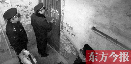 12月3日，鄭州市隴海路。執(zhí)法人員欲進(jìn)入一戶未辦狗證的居民家中，強(qiáng)行將狗帶走