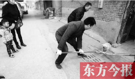 12月3日，鄭州市隴海路。執(zhí)法人員對(duì)一只“辦了證卻不系繩”的狗進(jìn)行捕捉