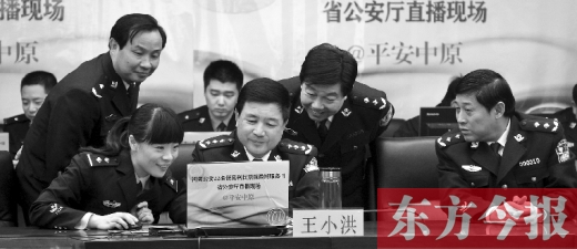 省公安廳廳長王小洪（中）和微博網(wǎng)友在進(jìn)行交談，發(fā)現(xiàn)問題現(xiàn)場馬上解決