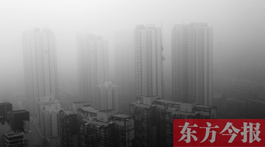 昨天早上，鄭州氣象臺發(fā)布大霧紅色預(yù)警，在霧霾籠罩下，鄭州市區(qū)的高樓大廈隱約可見