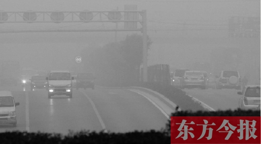 昨天早上，鄭州氣象臺發(fā)布大霧紅色預警，鄭州空氣質(zhì)量也再次迎來重度污染的預警