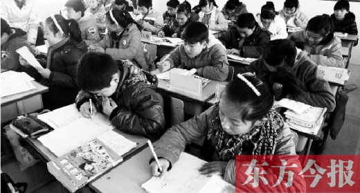 一所學(xué)校的學(xué)生們在上課中。鄭州、新鄉(xiāng)成為國家中小學(xué)教育質(zhì)量綜合評價(jià)改革實(shí)驗(yàn)區(qū)