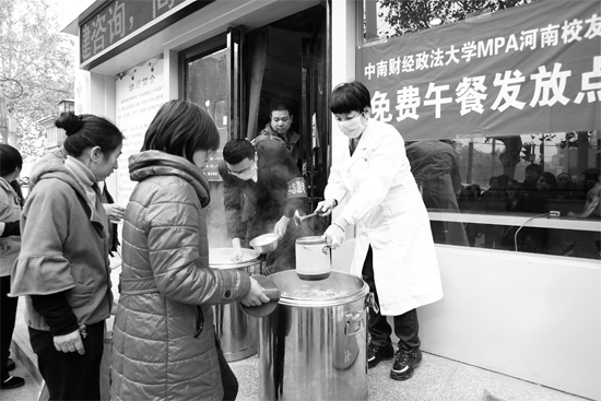 鄭州市經一路和緯五路交叉口，免費午餐吸引了很多人排隊