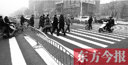 昨日，鄭州市建設(shè)路百花路口，馬路斑馬線被交通護欄隔斷