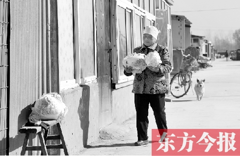 在京水村的臨時過渡區(qū)內，62歲的村民白小英對未來的生活充滿期待