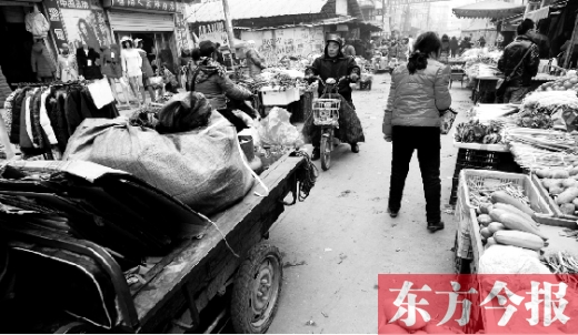 和所有的都市村莊一樣，老鴉陳也充滿著形形色色的人，窄窄的巷子因占道經(jīng)營(yíng)變得更加狹窄