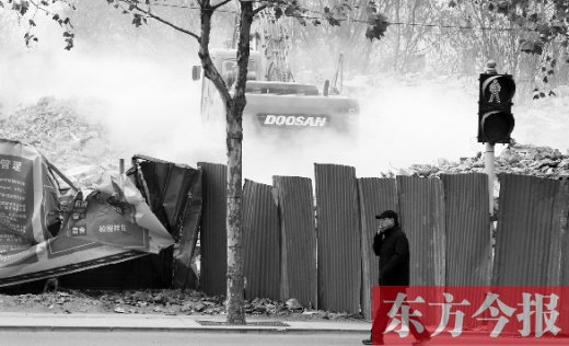 昨日，鄭州市未來路與緯四路交叉口一工地施工不除塵，加重了空氣污染