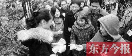 12月8日，鄭州市民排隊領(lǐng)取地鐵試乘劵。